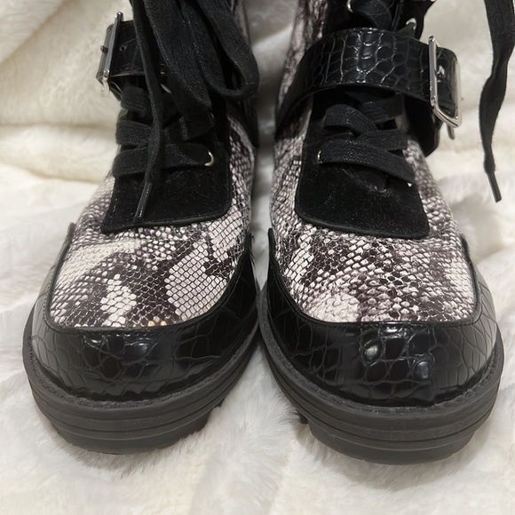 029. BOOHOO SNAKE & CROC CHUNKY COMBAT BOOTS Size 39/8.5 - Picture 4 of 5